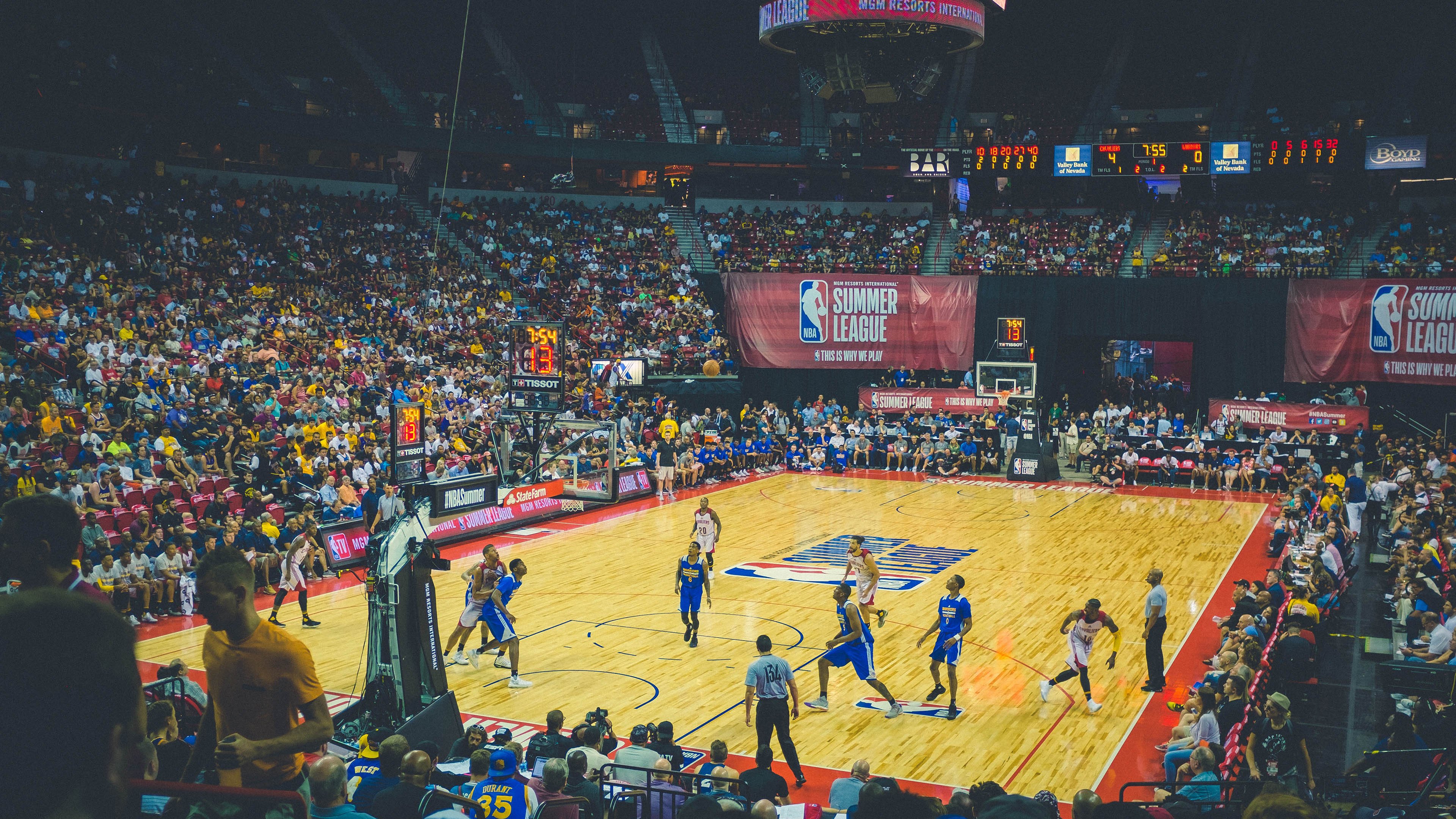 体操完美落地赢掌声